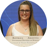 foto de perfil Tatiana Sendros, sosteniendo su diploma